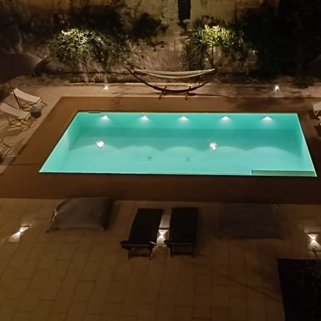 Lights in the pool. 👀🔥💥